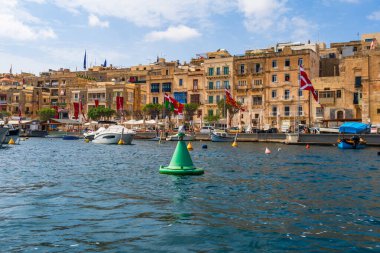 VALLETTA, MALTA - SEPTEMBER 04, 2024: Büyük Liman boyunca Malta 'nın üç şehrinin manzarası. Il-Cottonera olarak bilinen bölge Birgu (Vittoriosa), Bormla (Cospicua) ve Isla (Senglea) 'dan oluşur.)
