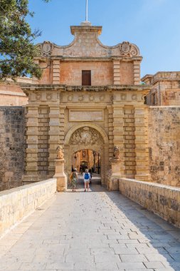 MDINA, MALTA - SEPTEMBER 02, 2024: ziyaretçiler ana kapıdan Mdina 'ya girerler. Mdina kalelerle çevrili bir ortaçağ şehridir. Eski çağlardan ortaçağ dönemine kadar Malta 'nın başkenti olarak hizmet vermiştir..