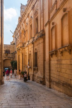 MDINA, MALTA - SEPTEMBER 02, 2024: Turistler kalelerle çevrili bir ortaçağ kasabası olan Medine 'yi keşfediyorlar. Eski çağlardan ortaçağ dönemine kadar Malta 'nın başkenti olarak hizmet vermiştir..