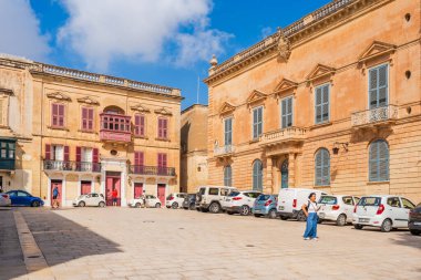 MDINA, MALTA - SEPTEMBER 02, 2024: Turistler kalelerle çevrili bir ortaçağ kasabası olan Medine 'yi keşfediyorlar. Eski çağlardan ortaçağ dönemine kadar Malta 'nın başkenti olarak hizmet vermiştir..