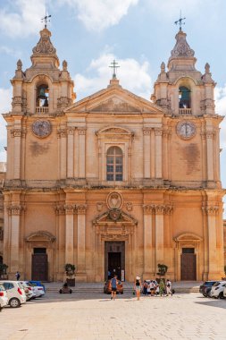 MDINA, MALTA - SEPTEMBER 02, 2024: Aziz Paul 'e adanmış 17. yüzyıl Katolik Katedrali yaygın olarak Aziz Paul Katedrali olarak bilinir.