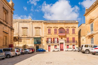 MDINA, MALTA - SEPTEMBER 02, 2024: Mdina, Sessiz Şehir olarak da bilinir, antik çağlardan ortaçağa kadar Malta 'nın başkenti olarak hizmet verdi. Mdina şu anda Malta 'nın başlıca turistik merkezlerinden biri.