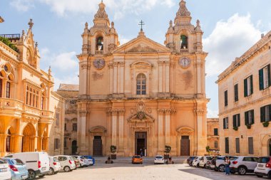 MDINA, MALTA - SEPTEMBER 02, 2024: Aziz Paul 'e adanmış 17. yüzyıl Katolik Katedrali yaygın olarak Aziz Paul Katedrali olarak bilinir.