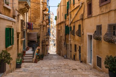 Geleneksel Malta binaları ve renkli balkonlarıyla Valletta 'da dar bir sokak, Malta