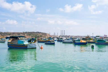 Malta 'da geleneksel renkli balıkçı tekneleriyle Marsaxlokk limanı manzarası