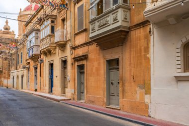 Gozo 'nun en büyük şehirlerinden biri olan Xaghra' daki sokak manzarası. Malta
