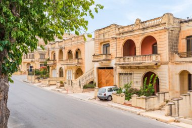 MARSALFORN, Gozo, MALTA - Eylül 01, 2024: Marsalforn, Malta takımadasının en büyük ikinci adası olan Gozo 'nun kuzey kıyısında yer alan bir kasabadır. Kasaba, Zebbug yerel meclisinin bir parçasıdır..