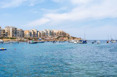 MARSALFORN, GoZO, MALTA - Eylül 01, 2024: Resimli bir Marsalforn Körfezi Gozo 'nun en popüler plajlarından biridir ve su sporları ve dalgıçlar için bir cennettir.. 