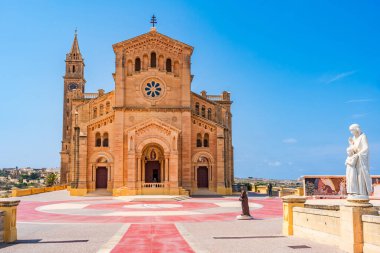 GHARB, GOZO - SEPTEMBER 01, 2024: Ta 'Pinu Kutsal Bakire Ulusal Tapınağı Bazilikası Gozo köyü yakınlarındaki Gharb köyünde bulunan Roma Katolik bazilikası..