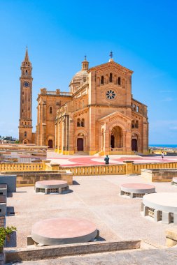 GHARB, GOZO - SEPTEMBER 01, 2024: Ta 'Pinu Kutsal Bakire Ulusal Tapınağı Bazilikası Gozo köyü yakınlarındaki Gharb köyünde bulunan Roma Katolik bazilikası..
