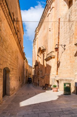 Malta 'nın tarihi Mdina şehrinde dar bir sokak.