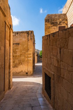 Malta 'nın tarihi Mdina şehrinde dar bir sokak.