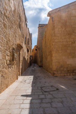 Malta 'nın tarihi Mdina şehrinde dar bir sokak.