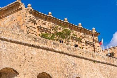 Malta 'nın tarihi Mdina kasabasının çevresindeki hendek duvarları.