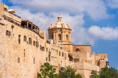 Malta 'nın tarihi Mdina kasabasının çevresindeki hendek duvarları.