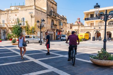 RABAT, MALTA - SEPTEMBER 02, 2024: Malta 'nın kuzey bölgesinde bir kasaba olan Rabat' ta sokak manzarası. Antik başkent Mdina 'ya bitişik.