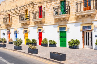 MARSAXLOKK, MALTA - SEPTEMBER 03, 2024: Marsaxlokk, Malta kıyılarında küçük, pitoresk bir balıkçı köyüdür. Turistler arasında görüşleri, balıkçılık ve tarihi açısından popülerdir..
