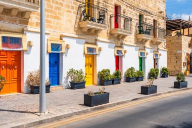 Marsaxlokk 'taki sokak manzarası, Malta' da pitoresk bir balıkçı köyü.