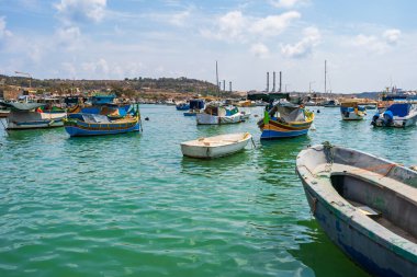 Malta 'da geleneksel renkli balıkçı tekneleriyle Marsaxlokk limanı manzarası