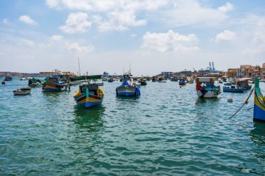 Malta 'da geleneksel renkli balıkçı tekneleriyle Marsaxlokk limanı manzarası