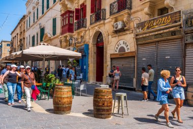 VALLETTA, MALTA - 30 AĞUSTOS 2024: insanlar Valletta 'da yaz tatilinin tadını çıkarıyor. Malta 'nın müzeler, saraylar ve büyük kiliseleriyle bilinen başkenti çok popüler bir turist merkezidir.