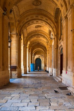 VALLETTA, MALTA - 30 AĞUSTOS 2024: Valletta 'daki Ulusal Kütüphane' nin kireçtaşı atari salonu. Büyük usta Emmanuel de Rohan-Polduc tarafından 1776 yılında kurulmuştur.