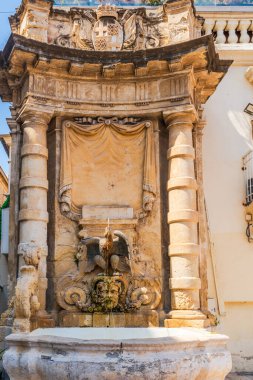 Valletta, Malta 'da eski bir taş çeşmesi.