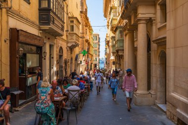 VALLETTA, MALTA - 30 AĞUSTOS 2024: insanlar Valletta 'da yaz tatilinin tadını çıkarıyor. Malta 'nın müzeler, saraylar ve büyük kiliseleriyle bilinen başkenti çok popüler bir turist merkezidir.