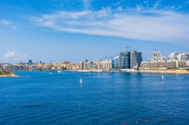 Malta Valletta 'daki Marsamxett limanı ve Sliema limanının panoramik manzarası