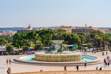 VALLETTA, MALTA - 30 Ağustos 2024 Floriana 'da bulunan Triton Çeşmesi, büyük bir havzayı tutan üç bronz Tritondan oluşur. Çeşme, Malta 'nın en önemli modernist simgelerinden biridir.