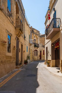 Güney Malta 'nın en eski kasabalarından biri olan Zurrieq' deki sokak manzarası.