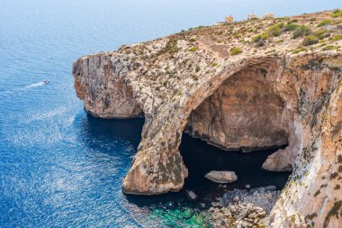 Deniz manzarası ve Blue Grotto kayalıkların üstünde, Malta