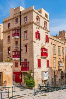 Malta 'nın tarihi Valletta kasabasında renkli balkonları olan geleneksel Malta binaları