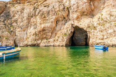 Gozo adasındaki Dwejra deniz suyu gölü..