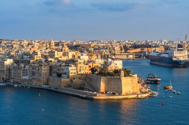 VALLETTA, MALTA - SEPTEMBER 01, 2024: Grand Harbour boyunca Malta 'nın üç şehrinin manzarası. Il-Cottonera olarak bilinen bölge Birgu (Vittoriosa), Bormla (Cospicua) ve Isla (Senglea) 'dan oluşur.)