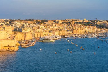 Malta 'nın üç şehri gün batımında Valletta' daki Grand Harbour 'un karşısında.