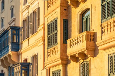 Malta 'nın tarihi Valletta kasabasında renkli balkonları olan geleneksel Malta binaları
