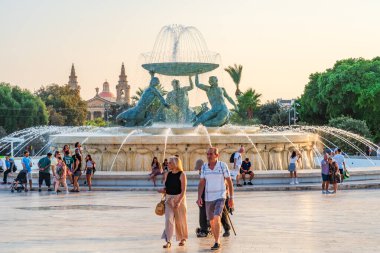 VALLETTA, MALTA - SEPTEMB 01, 2024: Floriana 'da bulunan Triton Çeşmesi büyük bir havzayı tutan üç bronz Tritondan oluşur. Malta 'nın en önemli modernist simgelerinden biridir.