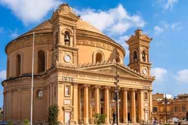 MOSTA, MALTA - SEPTEMBER 02, 2024: The Sanctuary Basilica of the Zumption of Our Lady, bilinen adıyla Mosta Rotunda, Mosta 'daki Roma Katolik kilisesi ve bazilikası.