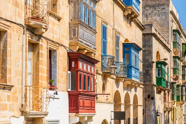 Malta 'nın tarihi Valletta kasabasında renkli balkonları olan geleneksel Malta binaları