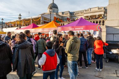 LONDON, İngiltere - 27 Ekim 2024: Londra 'daki Diwali kutlamalarına insanlar katılıyor. Diwali ya da Deepawali, Kartika 'nın Hindu Lunisolar ayı boyunca kutlanan Hint ışık festivali..