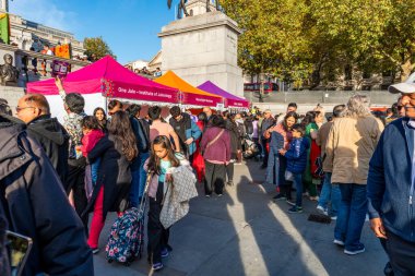 LONDON, İngiltere - 27 Ekim 2024: Londra 'daki Diwali kutlamalarına insanlar katılıyor. Diwali ya da Deepawali, Kartika 'nın Hindu Lunisolar ayı boyunca kutlanan Hint ışık festivali..