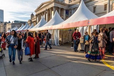 LONDON, İngiltere - 27 Ekim 2024: Londra 'daki Diwali kutlamalarına insanlar katılıyor. Diwali ya da Deepawali, Kartika 'nın Hindu Lunisolar ayı boyunca kutlanan Hint ışık festivali..