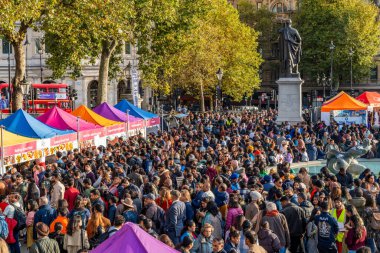 LONDON, İngiltere - 27 Ekim 2024: Londra 'daki Diwali kutlamalarına binlerce insan katılıyor. Diwali ya da Deepawali, Kartika 'nın Hindu Lunisolar ayı boyunca kutlanan Hint ışık festivali..