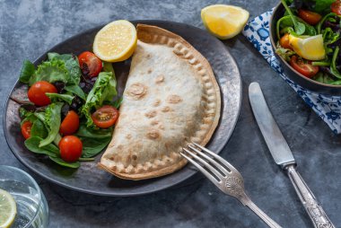 Biftek köfteli, tatlı mısır ve fasulyeli kızarmış quesadilla.