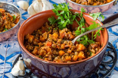 Kahverengi mercimek yahnisi, beyaz şarap, serrano jambonu ve füme paprika.