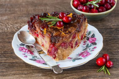 Kızılcık ve karamel ters dönmüş kek.