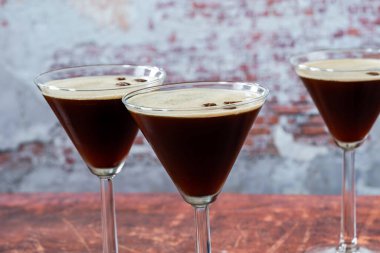 Espresso martini, kahve likörü ve votka kokteyli.