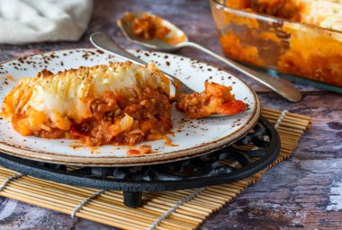 Geleneksel İngiliz çoban turtasının üstüne fırında patates püresi.