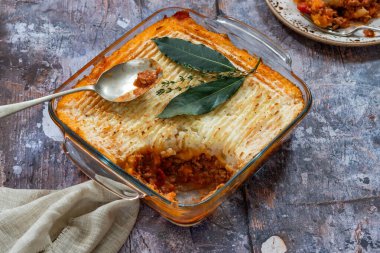 Geleneksel İngiliz çoban turtasının üstüne fırında patates püresi.